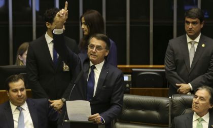 Bolsonaro assina decreto que define salário mínimo de R$ 998