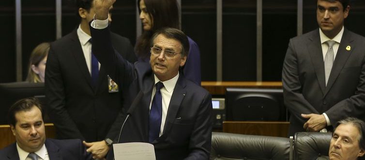Bolsonaro assina decreto que define salário mínimo de R$ 998