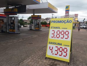 Preço do litro da gasolina comum cai para R$ 4,39