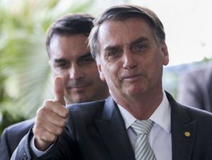 “Se Flávio errou, ele terá de pagar e eu lamento como pai”, diz Bolsonaro