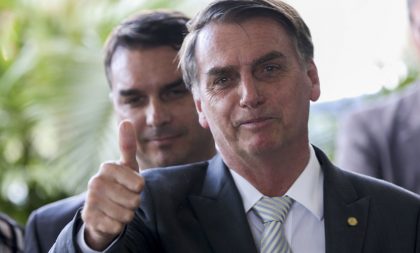 “Se Flávio errou, ele terá de pagar e eu lamento como pai”, diz Bolsonaro