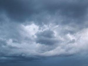 Fim de semana com nuvens, tempo abafado e pancadas de chuva