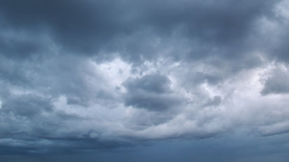 Fim de semana com nuvens, tempo abafado e pancadas de chuva