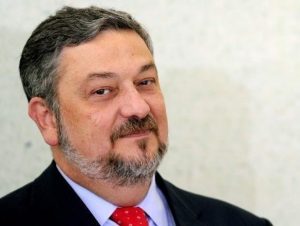 Palocci diz que entregou dinheiro vivo a Lula em caixas de celular e de uísque