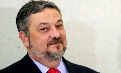 Palocci diz que entregou dinheiro vivo a Lula em caixas de celular e de uísque