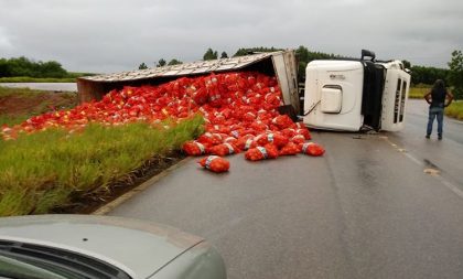 Carreta tombada espalha cebolas e batatas na BR-471