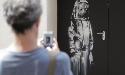 Pintura de Banksy em homenagem a vítimas de terrorismo em Paris é roubada