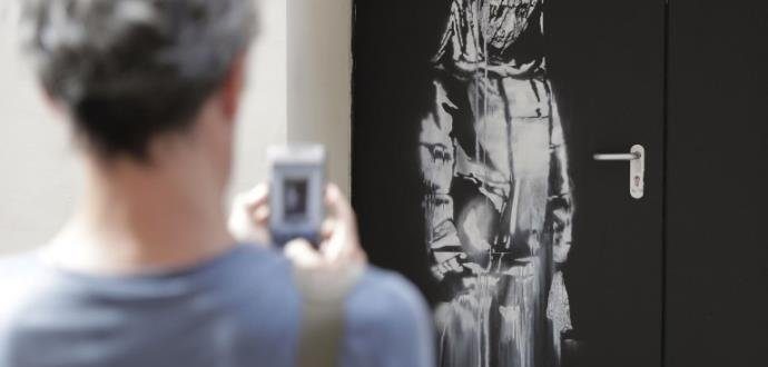 Pintura de Banksy em homenagem a vítimas de terrorismo em Paris é roubada