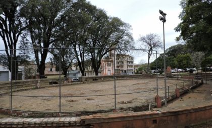 Quadra abandonada. Só promessas no cartão postal da cidade