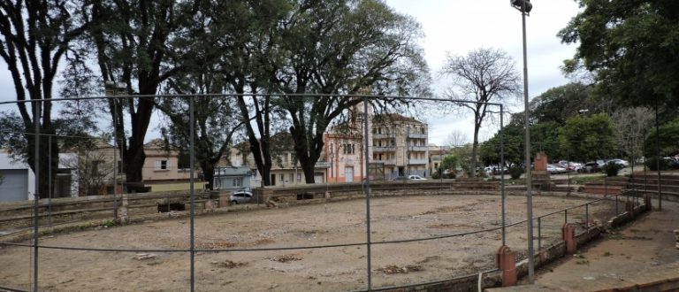 Quadra abandonada. Só promessas no cartão postal da cidade