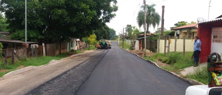 Asfalto chega à Rua Santos Filho no Bairro Santa Helena