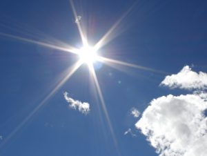 Semana inicia com sol e muito calor na região