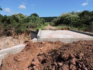 Ponte da Parada 109 está pronta. Só que Prefeitura não faz a parte dela