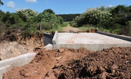 Ponte da Parada 109 está pronta. Só que Prefeitura não faz a parte dela