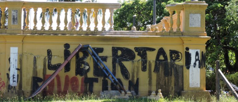 Praça da Caixa D’Água está entregue aos vândalos