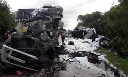 BR-290: acidente entre 5 caminhões e 1 carro termina em morte