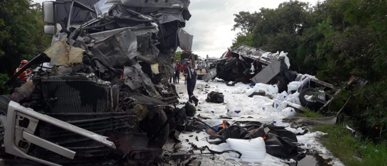 BR-290: acidente entre 5 caminhões e 1 carro termina em morte