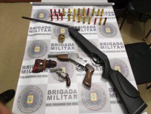 Brigada recolhe armas e munições no Bairro Bom Retiro