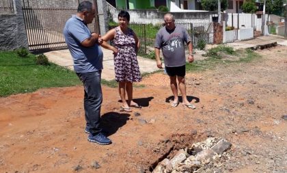 Cratera aberta na Rua Irineu Ilha causa transtornos no Marina