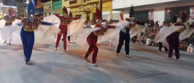 Show de alegria, brilho e cores no carnaval das escolas