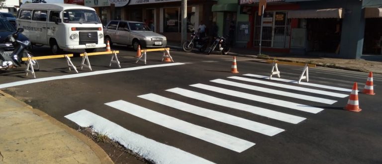 Faixas de segurança são pintadas na área central