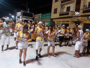 Confira desfile de Carnaval de Rua AO VIVO