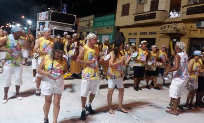 Confira desfile de Carnaval de Rua AO VIVO