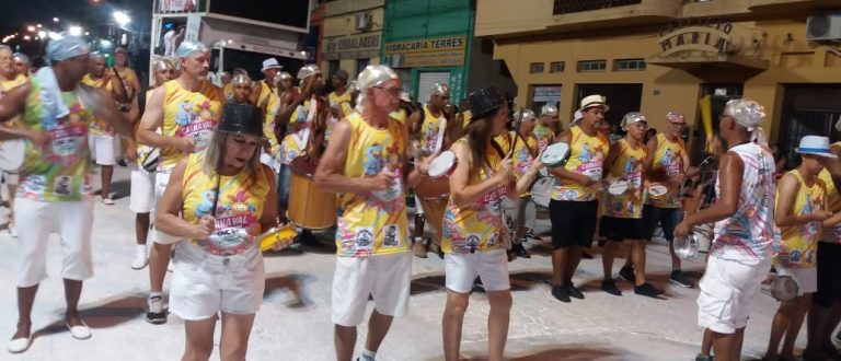 Confira desfile de Carnaval de Rua AO VIVO