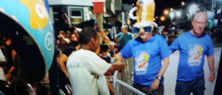 Prefeito perde popularidade, mas pula Carnaval