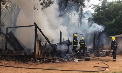 Incêndio destrói casa no Bairro Bom Retiro