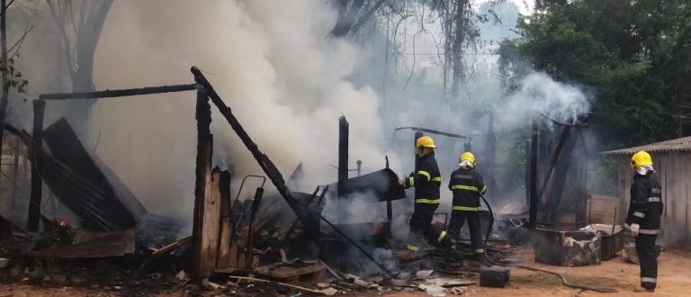 Incêndio destrói casa no Bairro Bom Retiro