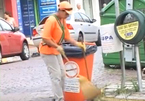 Após seis meses sem “laranjinhas”, lixo entope bueiros