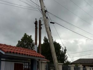 Vento derruba postes e deixa parte da cidade e interior sem energia