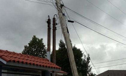 Vento derruba postes e deixa parte da cidade e interior sem energia