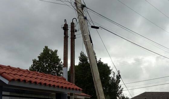 Vento derruba postes e deixa parte da cidade e interior sem energia