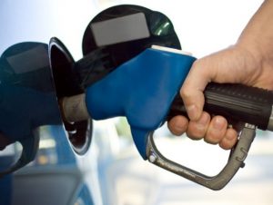 Motoristas fazem filas nos postos e gasolina aumenta