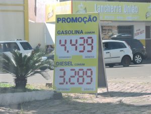 Litro da gasolina comum dispara para R$ 4,43