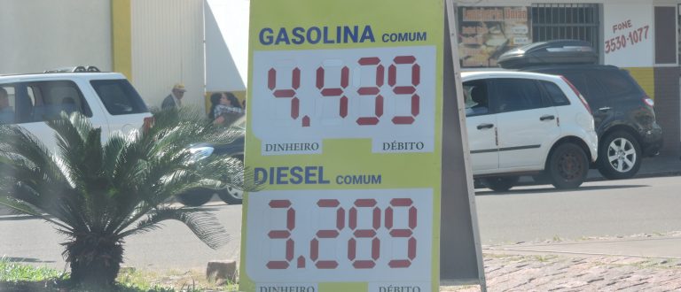 Litro da gasolina comum dispara para R$ 4,43