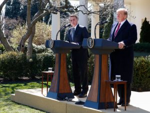 Com clima amistoso e troca de presentes, Bolsonaro e Trump se encontram na Casa Branca