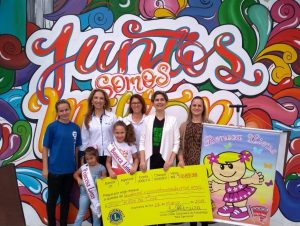 Boneca Lions leva presente especial para a Escola Milton da Cruz