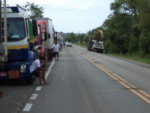 Caminhoneiros ameaçam nova paralisação no país