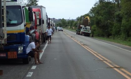 Caminhoneiros ameaçam nova paralisação no país