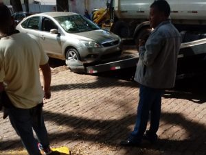 Carro que rompeu barreira de obra cai em valeta na Andrade Neves