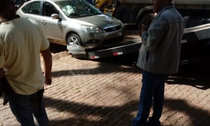 Carro que rompeu barreira de obra cai em valeta na Andrade Neves