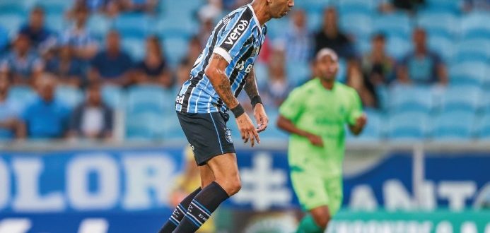 Grêmio fica no empate sem gols e avança no Gauchão