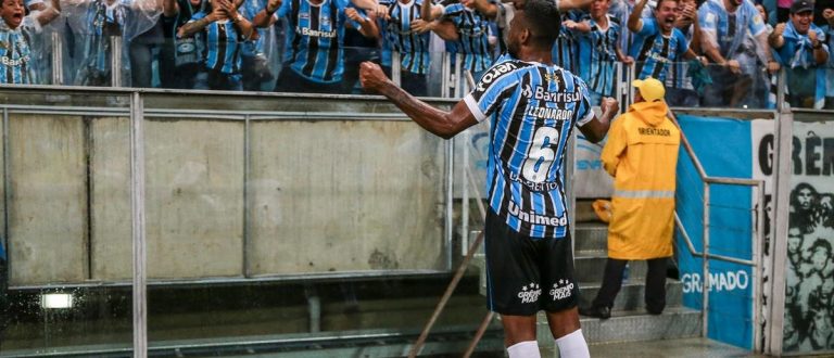 Grêmio vence Grenal e garante 1º lugar