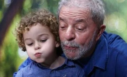 Lula consegue saída para velório de neto em SP