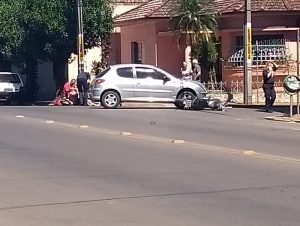 Uma pessoa fica ferida na colisão de moto e carro