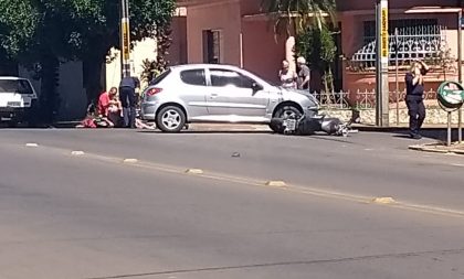 Uma pessoa fica ferida na colisão de moto e carro