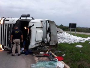 Caminhão carregado de adubo tomba em Pantano Grande